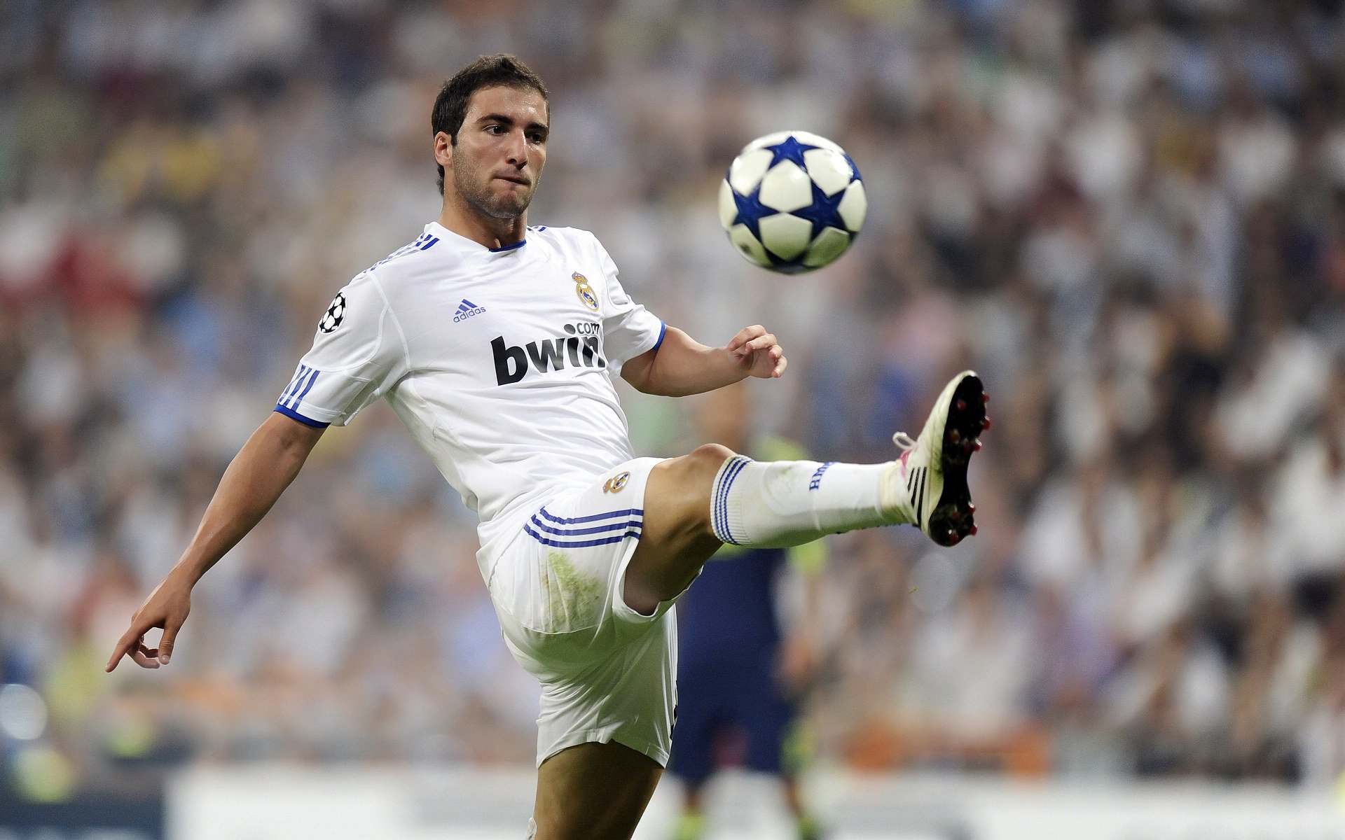 “英超最新战报：球队奋力拼搏争夺每一分”，英超最新一轮结果